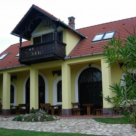 Bed and Breakfast Nitt Pince és Panzió à Kisharsány Extérieur photo