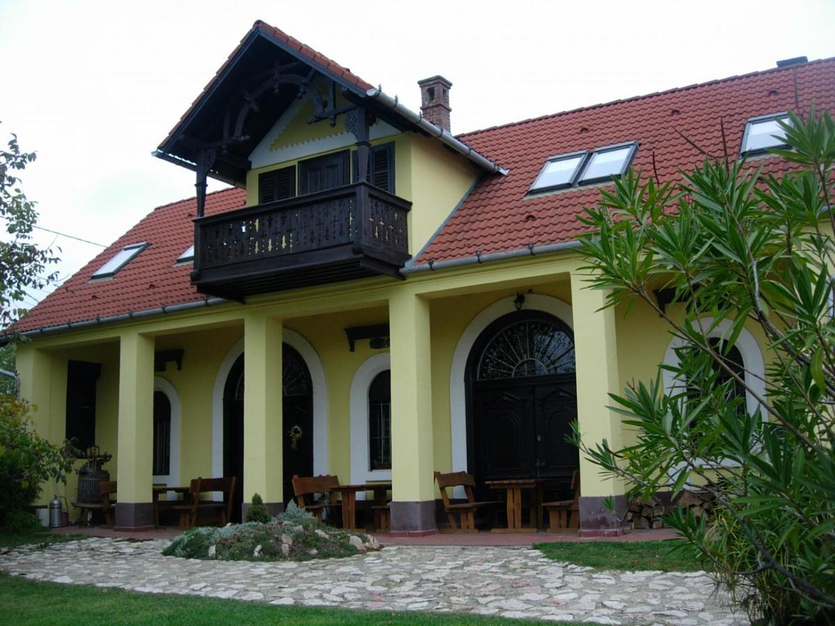 Bed and Breakfast Nitt Pince és Panzió à Kisharsány Extérieur photo